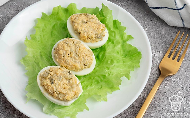 Фаршированные яйца с маринованными огурцами, сыром и чесноком — Рецепт с фото