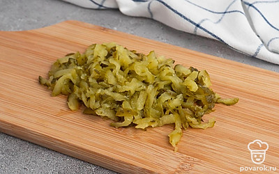 Очистите яйца, разрежьте их на половинки, удалите желток чайной ложкой. Желток мелко нарубите, сыр и чеснок натрите на терке, огурец мелко нарежьте.