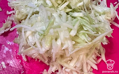 Кабачки трем на крупной терке.