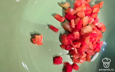 Перец нарезаем.