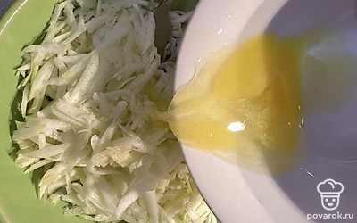 Разбиваем яйцо.