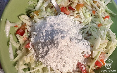 Смешиваем все ингредиенты. Всыпаем муку. Перемешиваем.