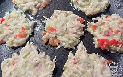 Жарим на растительном масле по 4 минуты с каждой стороны.