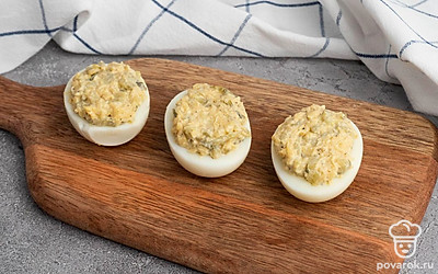 Выложите начинку и равномерно распределите по яичному белку.