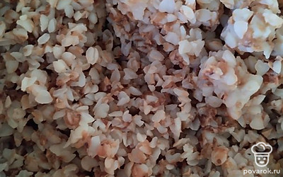 Отварить гречку.