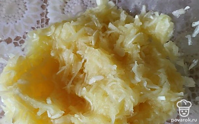 Натереть на терке кабачок.