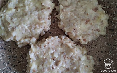 Перемешать отваренную гречу, кабачок, яйцо, нарезанный чеснок, соль, муку. Обжарить на небольшом огне с двух сторон, до готовности. 