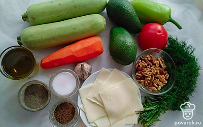 Кабачки, морковь, помидор и болгарский перец помойте и обсушите. Чеснок очистите от шелухи, а морковь от кожуры. Авокадо разрежьте пополам, выньте косточку и достаньте мякоть. У болгарского перца удалите семена.