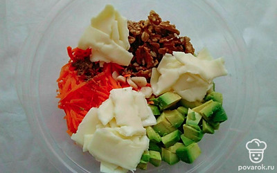 Морковь натрите на крупной терке. Возьмите чашу блендера и положите в него натертую морковь, добавьте кориандр, чеснок и грецкие орехи. Поломается туда ломтики плавленого сыра и добавьте мякоть авокадо. Все измельчите.