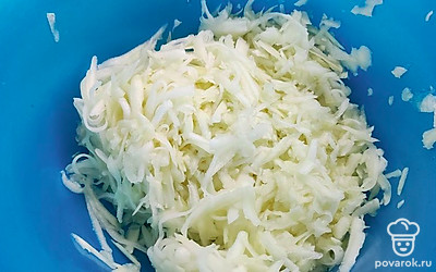 Кабачок почистить, натереть на крупной терке.