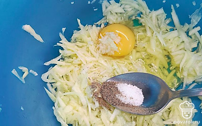 Добавить измельченный чеснок, соль и перец по вкусу.
Перемешать массу до однородности.