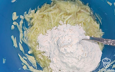 Добавить муку, перемешать массу.