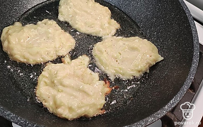 Жарить оладушки на сковороде с растительным маслом на среднем огне.