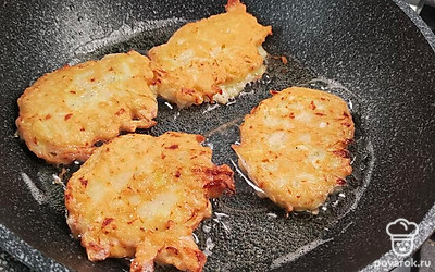 Обжарить оладьи с двух сторон до румяной корочки.