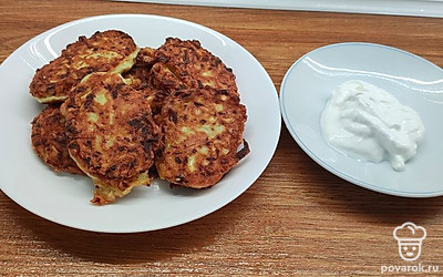 Подать оладушки со сметаной.