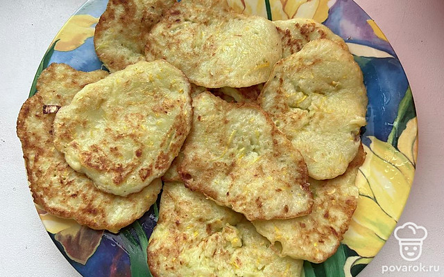 Пикантные кабачковые оладьи с чесноком — Рецепт с фото