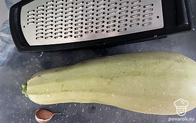 На мелкой терке натереть кабачок с чесноком.