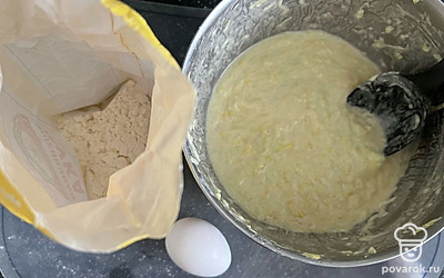 Смешать протертый кабачок и чеснок с яйцом, мукой и солью.