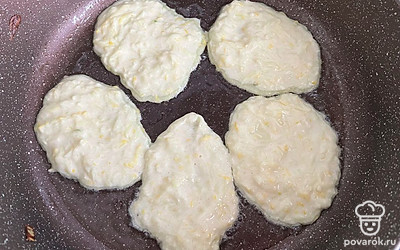 На разогретое подсолнечное масло в сковороду выложить оладьи.