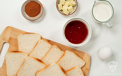 Помойте куриное яйцо. Достаньте молоко и масло из холодильника. Заранее подготовьте глубокую миску, венчик и сковороду.