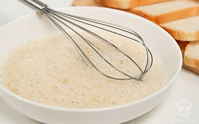 Сделайте льезон. В миску налейте молоко и разбейте яйцо. Тщательно взбейте смесь венчиком до однородности. Добавьте молотую корицу и повторно перемешайте. Молочно-яичную смесь для тостов перелейте в емкость, соответствующую размеру хлеба, желательно, с плоским дном.