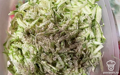 Моем кабачок (чистить его не нужно). Натираем на терке, добавляем соль и перец, перемешиваем.