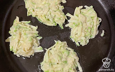 Жарим с двух сторон по 3-5 минут на медленном огне.