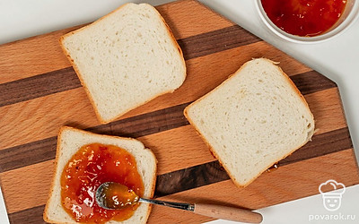 Сформируйте тосты. На один ломтик хлеба намажьте примерно 2 ст. л. яблочного повидла, затем накройте получившийся бутерброд вторым ломтиком хлеба и слегка прижмите руками. В итоге должно получиться 4 порции тостов.