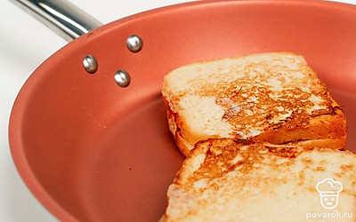 Обжарьте тосты. Получившиеся тосты обмакните с двух сторон в молочную смесь, подержав их там по 2-3 секунды с каждой стороны так, чтобы хлеб хорошо пропитался, но не успел сильно размокнуть. Затем выложите тост на разогретую сковороду, обильно смазанную кусочком сливочного масла. Обжарьте по 1-2 минуте на среднем огне до подрумянивания с каждой стороны.