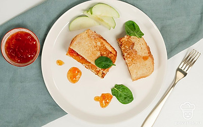 Подавать блюдо лучше горячим, чтобы хрустящая корочка была хорошо ощутима. В качестве украшения уже готовых тостов используйте любые фрукты и ягоды. Отлично подойдет свежее зеленое яблоко.