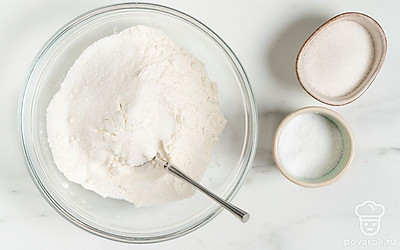 В просеянную муку насыпьте нужное количество сахара и соли, хорошо перемешайте.