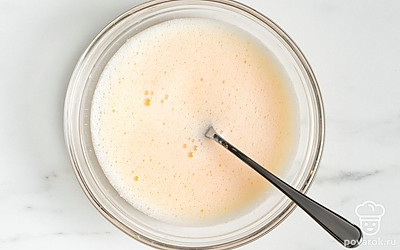 Разбейте яйца в отдельную небольшую миску, размешайте их вилкой. Налейте к яйцам подогретую воду, еще раз перемешайте.