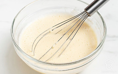 Постепенно влейте яйца с водой в муку, постоянно размешивая, пока тесто не станет однородным и густым, как сметана.