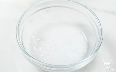 Соду насыпьте в мисочку или чашку, залейте ее столовым уксусом. Перелейте гашеную соду к тесту, все хорошо перемешайте.