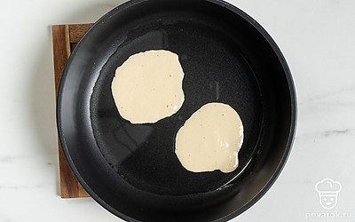 Поставьте сковороду на огонь выше среднего, налейте подсолнечное масло и хорошо разогрейте. С помощью ложки из теста сформируйте на сковороде круглые оладушки.