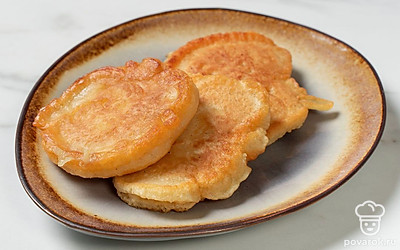 Переложите готовые оладушки на блюдо для подачи