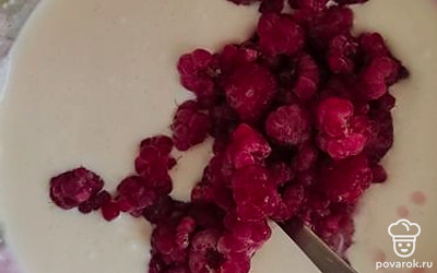 К массе добавить малину, размешать.