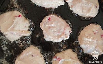 Обжарить с двух сторон на масле гхи. 