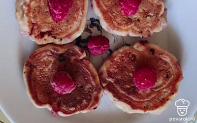 Подавать оладьи с малиной.