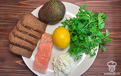 Авокадо очистите от кожуры, рыбу порежьте на одинаковые ломтики.