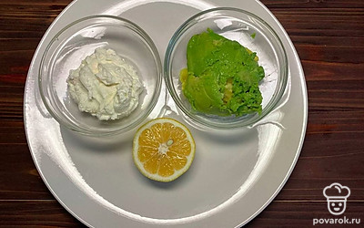 Приготовьте пасту для бутерброда: смешайте авокадо и сливочный сыр, перемешайте до однородной массы, выдавите лимон и хорошо все перемешайте.