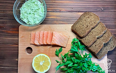 Хлеб нарежьте ломтиками и смазывайте полученной пастой, сверху выложите ломтики рыбы. По желанию можете выжать на бутерброд лимон.