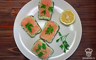 Украсьте готовые бутерброды веточкой петрушки, заварите чашечку зеленого чая и наслаждайтесь здоровым и полезным перекусом.