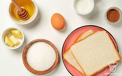 Достаньте все ингредиенты. Помойте и почистите яблоки, удалите из них семена. Достаньте сковороду и две миски.