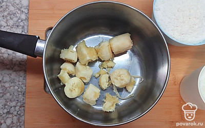 Банан очистить от кожуры и положить в глубокую емкость. Взбить банан миксером до образования пюре.