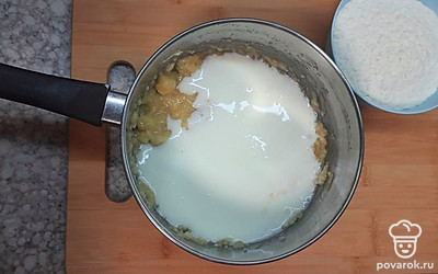 Добавить в банановое пюре стакан «Снежка», чайную ложку соды и щепотку соли. Взбить миксером до однородной массы.