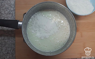 Добавить 1,5 стакана муки и хорошо перемешать. Тесто должно получится густое.