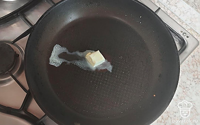 Разогретую сковороду смазать сливочным маслом. Приступить к жарке оладий.