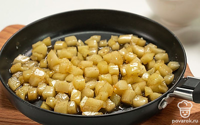 Подготовьте начинку. Мелко нарежьте яблоко. Поставьте на огонь сковороду, растопите кусочек сливочного масла. Выложите яблокои обжарьте на среднем огне. Добавьте корицу и мед. Выключите, когда образуется красивая корочка. Переложите в отдельную миску.