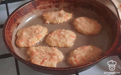 На разогретую сковороду влить подсолнечное масло. Выложить ложкой оладьи. Обжарить.